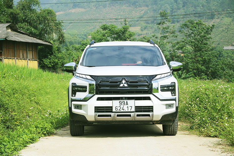 Mitsubishi Xpander Cross 2023 tai Viet Nam - SUV gia dinh 7 cho dang tien