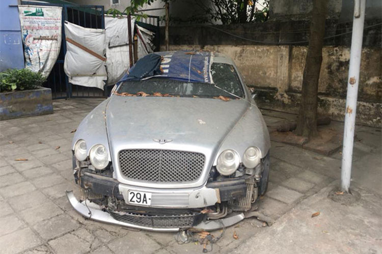 Những chiếc Bentley Continental lúc mới được đưa về nước vào năm 2008, đặc biệt là phiên bản mui trần đã làm nên cơn chấn động trong giới chơi xe Việt lúc bấy giờ. Mẫu xe này tại thời điểm đó có giá bán ước tính khoảng 430.000 USD (tương đương khoảng gần 10 tỷ đồng).