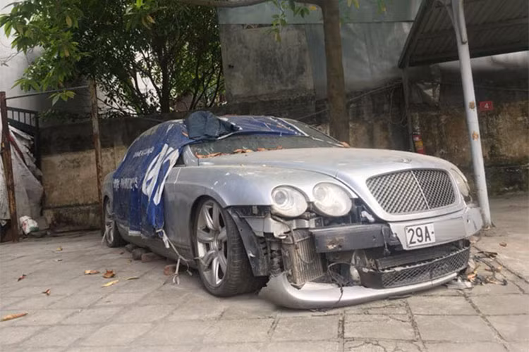 Một chiếc Bentley Continental Flying Spur khác cũng chung số phận đã nằm ở một bãi để xe Hà Nội nhiều năm qua. Chiếc xe này cũng đã từng dính vào một vụ tai nạn nào đó, khi phần đuôi xe xuất hiện nhiều vết thủng ở phía cản sau. Bên cạnh đó, cản trước nứt gãy, ngoài ra, một số chi tiết ở ngoại thất cũng xuất hiện khá nhiều vết nứt lớn.