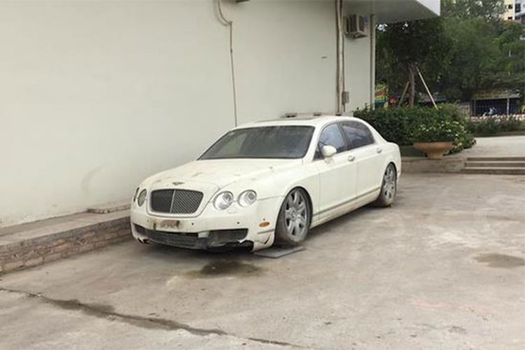 Đây không phải là hình ảnh đầu tiên của một chiếc siêu xe sang Bentley bị "bỏ rơi" tại Hà Nội. Trước đó, một chiếc Bentley Continental Flying Spur màu trắng bị chủ nhân "vứt xó" tại một con ngõ với phần cản trước bị hư hỏng nghiêm trọng, một phần của cản va trước đã biến mất.