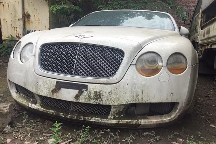 Mới đây, trên mạng xã hội xuất hiện hình ảnh của một chiếc xe siêu sang Bentley Continental GTC mui trần bị "bỏ rơi" tại bãi xe ở Hà Nội với 1 bên đèn pha của xe đọng nước khiến cộng đồng mạng cảm thấy xót xa và chưa rõ nguyên nhân vì sao mẫu xe siêu sang mui trần lại bị chủ nhân "hắt hủi" đến vậy.