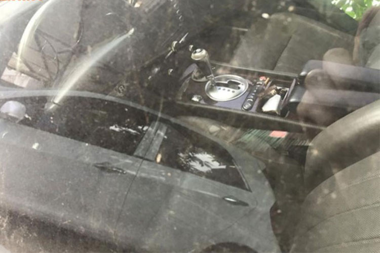 Chính bởi vì không được mang ra sử dụng trong một thời gian dài, nên chiếc xe Bentley Continental Flying Spur đời cũ này đóng một lớp bụi dày đặc đến nỗi người ta không thể nhìn thấy nội thất bên trong qua lớp kính chắn gió. Gỡ bỏ lớp bụi phủ từ đầu tới tận cuối đuôi xe có thể thấy đây là một chiếc xe màu trắng đeo biển kiểm soát Hà Nội.