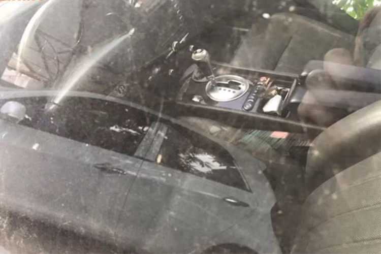 Chính bởi vì không được mang ra sử dụng trong một thời gian dài, nên chiếc xe Bentley Continental Flying Spur đời cũ này đóng một lớp bụi dày đặc đến nỗi người ta không thể nhìn thấy nội thất bên trong qua lớp kính chắn gió. Gỡ bỏ lớp bụi phủ từ đầu tới tận cuối đuôi xe có thể thấy đây là một chiếc xe màu trắng đeo biển kiểm soát Hà Nội.