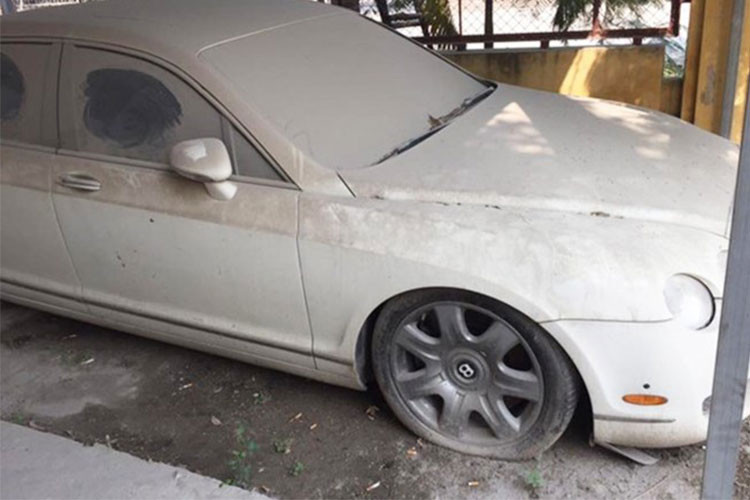 Ngoài những chiếc siêu xe sang Bentley kể trên, vào tháng 12/2016 vừa qua, trên mạng xã hội cũng xôn xao khi xuất hiện hình ảnh của một chiếc Bentley Continental Flying Spur màu trắng khác đeo biển kiểm soát 29A bị "bỏ xó" đóng một bụi dày đặc tại Hà Nội.