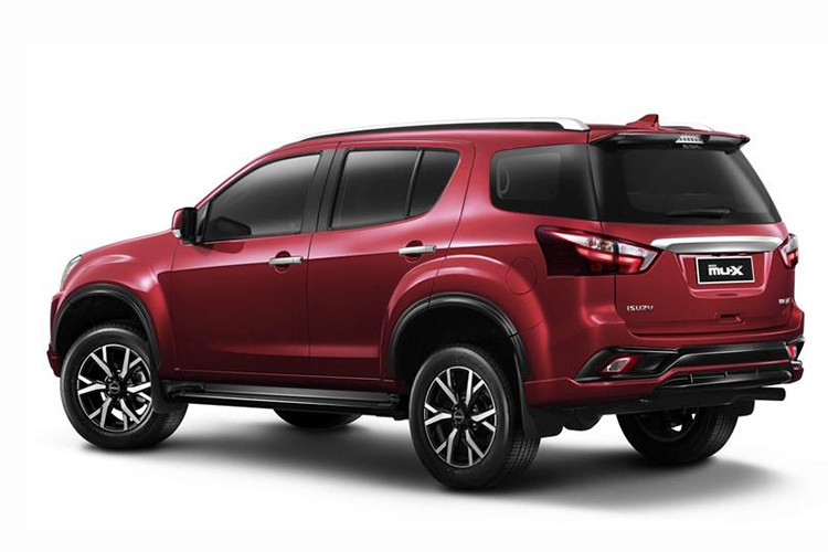 Ngay cả lưới tản nhiệt của Isuzu MU-X Onyx 2019 cũng là trang bị mới với sự biến mất của thanh mạ crôm nằm sát nắp capô. Đáng tiếc là thiết kế của cụm đèn pha không thay đổi so với trước, tương tự nắp capô. Vòng ra bên sườn, chúng ta sẽ bắt gặp bộ vành hợp kim có đường kính 18 inch mới.
