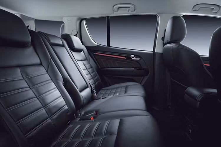 Đặc biệt, mẫu xe Isuzu MU-X Onyx 2019 mới này sẽ được trang bị hệ thống Brake Override System (BOS). Hệ thống này có nhiệm vụ kiểm soát tình trạng xe tăng tốc ngoài kiểm soát do kẹt chân ga.