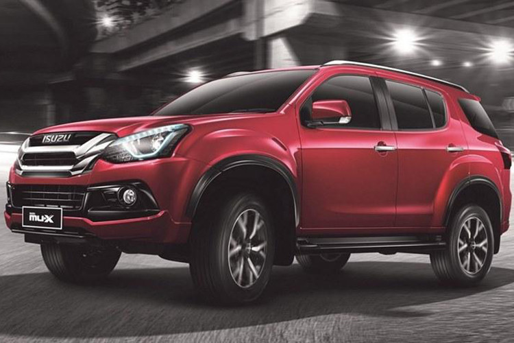 Sự thay đổi đáng chú ý nhất của mẫu xe SUV Isuzu MU-X Onyx 2019 mới nằm ở cản trước mới, được sơn cùng màu với thân xe. Trong khi đó, hốc đèn sương mù lại được sơn màu đen bóng tương phản. 