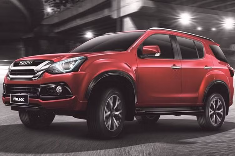 Sự thay đổi đáng chú ý nhất của mẫu xe SUV Isuzu MU-X Onyx 2019 mới nằm ở cản trước mới, được sơn cùng màu với thân xe. Trong khi đó, hốc đèn sương mù lại được sơn màu đen bóng tương phản. 