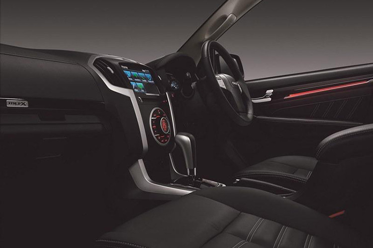 Thay đổi quan trọng tiếp theo của Isuzu MU-X Onyx 2019 nằm bên trong nội thất. Bản trang bị mới của mẫu SUV 7 chỗ này được bổ sung hệ thống đèn viền màu đỏ ở mặt cửa, ghế bọc da, hệ thống thông tin giải trí tích hợp định vị và 6 túi khí.