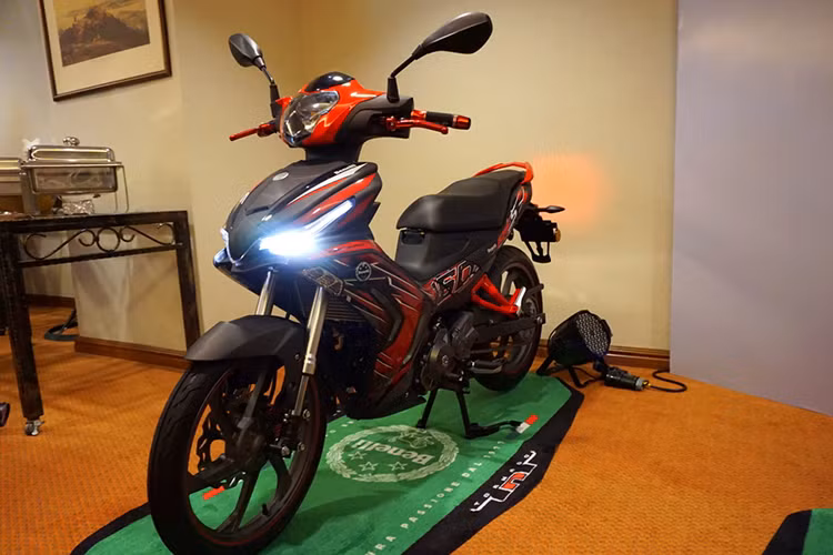 Mẫu xe côn tay RFS150i mới này được hãng xe môtô Benelli trang bị cho cỗ máy SOHC, xi-lanh đơn, dung tích 150 cc cung cấp sức mạnh 15,5 mã lực tại 8.500 vòng/phút và mô-men xoắn 13 Nm tại 7.000 vòng/phút.