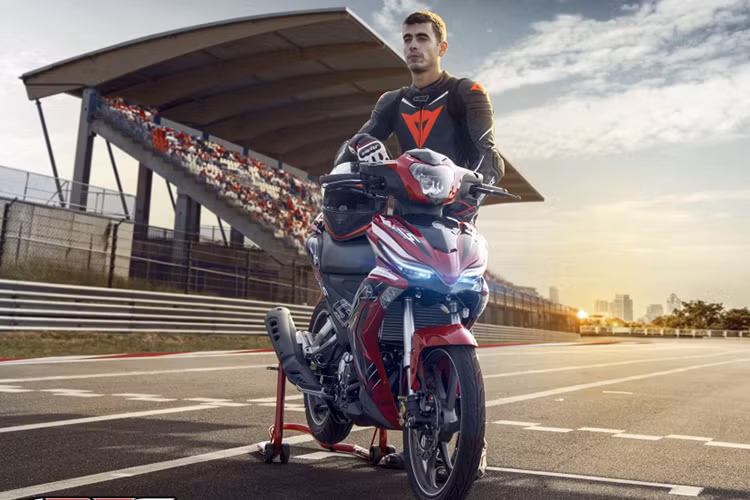 Theo nhà sản xuất mẫu xe này cho biết, hệ thống 3 bugi - B3SP này kết hợp với hệ thống nhiên liệu điện tử và hệ thống điều khiển trung tâm giúp tối ưu hóa lượng nhiên liệu đốt cháy trong buồng đốt, tối ưu công suất đồng thời giảm lượng khí phát thải ra môi trường nhằm đạt chuẩn Euro3.