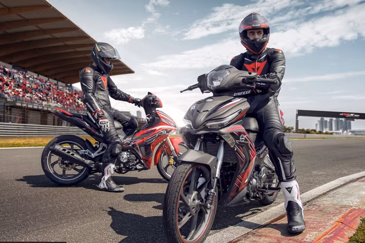 Kết hợp với động cơ là một hộp số 6 cấp và bộ ly-hợp ướt. Theo công bố từ phía hãng xe Benelli, vận tốc tối đa mà chiếc xe côn tay underbone này đạt được chỉ vào khoảng 100 km/h. Ngoài ra trên mẫu xe này, nó được trang bị tới 3 bugi - được gọi là B3SP khác hoàn toàn các đối thủ.