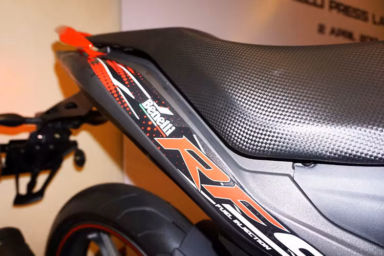 Chiều cao yên xe của Benelli RFS 150i cao 787 mm là chiều cao tương đối lý tưởng cho những người có tầm vóc trung bình nhưng lại nhỉnh hơn đôi chút với các mẫu xe 150 phân khối khác. Đuôi xe vuốt nhọn ra sau cùng đèn hậu trang bị dạng led khá ấn tượng.