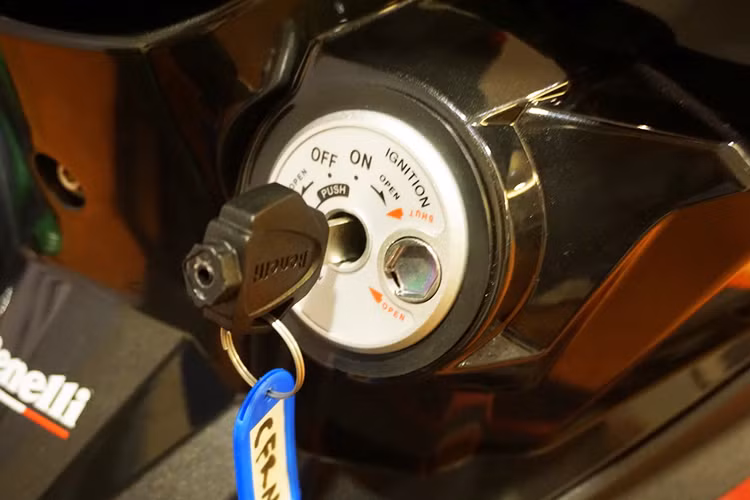 Nhằm cạnh tranh với các đối thủ, hãng xe máy Benelli cũng trang bị cho RFS150i nhiều tính năng và công nghệ mới, trên phiên bản này xe sở hữu khoá từ đa dụng an toàn hơn so với nhiều mẫu xe trước đây. Khối lượng xe cũng không quá nặng, chỉ ở 115 kg. Bên cạnh đó, thể tích bình xăng đạt 4,8 lít.