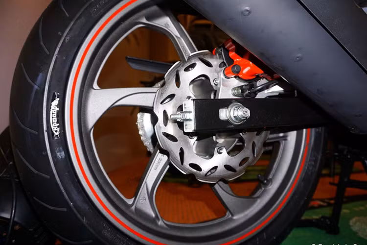 Phía sau xe được trang bị phuộc đơn dạng monoshock đi kèm đĩa phanh đĩa 1 piston kích cỡ 220 mm, cả vành trước sau cùng nhiều chi tiết trên xe được nhấn nhá với những đường chỉ đỏ. Bên cạnh đó, hệ thống ống xả của xe cũng được thiết kế vuốt cao và sơn màu đen chống nhiệt đầy cá tính.