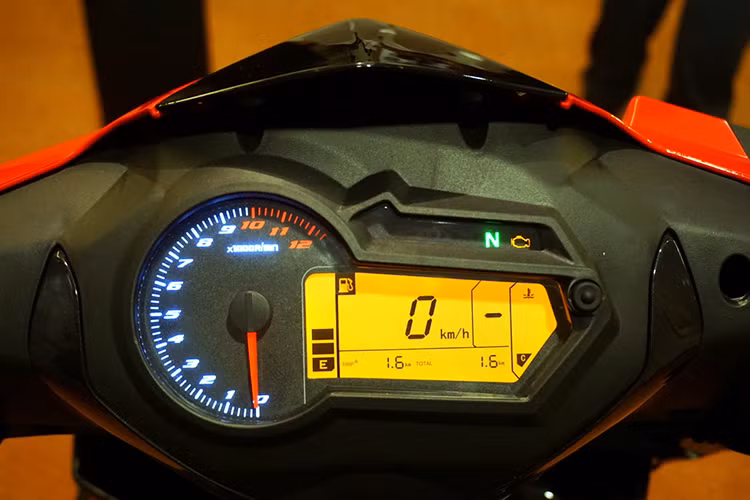 Đồng hồ của xe được thiết kế dạng màn hình điện tử kết hợp đo vòng tua máy là loại cơ (tương tự như hai đối thủ Honda Winner và Yamaha Exciter). Tay lái của xe cao vừa tầm, phù hợp với vóc dáng người Châu Á, các phím bấm sử dụng trên xe đơn giản dễ sử dụng ngay lần đầu.
