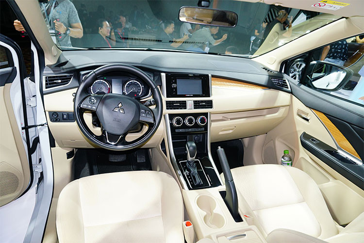 Bên trong nội thất, Xpander mới sẽ chỉ có duy nhất trang bị ghế nỉ, chỉnh cơ. Xe có đủ 3 hàng ghế để chở đủ 7 người trưởng thành, trong đó hàng ghế thứ 2 gập theo tỉ lệ 60/40, còn hàng ghế thứ 3 gập theo tỉ lệ 50/50.