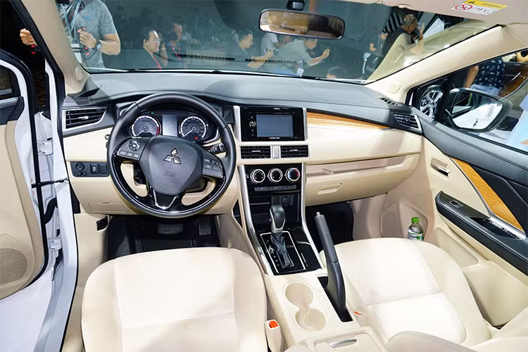 Bên trong nội thất, Xpander mới sẽ chỉ có duy nhất trang bị ghế nỉ, chỉnh cơ. Xe có đủ 3 hàng ghế để chở đủ 7 người trưởng thành, trong đó hàng ghế thứ 2 gập theo tỉ lệ 60/40, còn hàng ghế thứ 3 gập theo tỉ lệ 50/50.