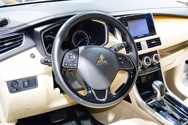 Trên phiên bản số tự động, Xpander được trang bị hệ thống giải trí với màn hình cảm ứng 6,2 inch, nút bấm khởi động, kiểm soát hành trình, vô-lăng tích hợp các chức năng và cần số bọc da. Còn bản số sàn, chiếc Crossover MPV này chỉ được trang bị hệ thống giải trí CD/MP3/USB. 