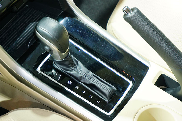 Về sức mạnh, Mitsubishi Xpander 2018 sử dụng loại động cơ xăng dung tích 1.5L, công suất 103 mã lực, mô-men xoắn 141 Nm, đi kém 2 tùy chọn hộp số sàn 5 cấp và tự động 4 cấp. Tất cả đều dẫn động bánh trước. 