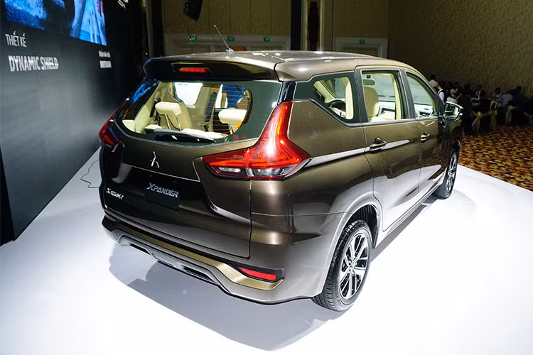 Theo Mitsubishi Việt Nam, hãng sẽ bắt đầu nhận đơn đặt hàng từ tháng 9 tới và giao xe tới tay khách hàng bắt đầu từ tháng 10/2018. Những khách hàng đặt xe trước sẽ nhận bộ phụ kiện chính hãng trị giá 20 triệu đồng.