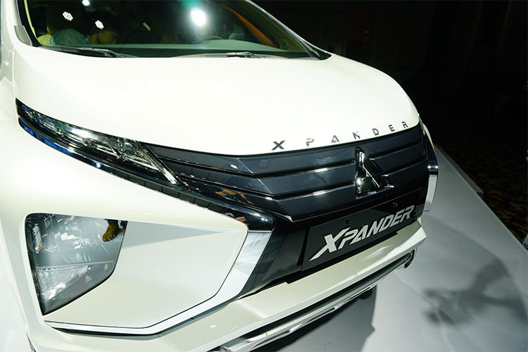 Xe sở hữu bộ lưới tản nhiệt mang đậm dấu ấn của ngôn ngữ thiết kế mới Dynamic Shield. Thay vì đi theo kiểu thiết kế truyền thống, Xpander thể hiện sự phá cách bằng thiết kế cụm đèn trước dạng 3 tầng, trên cùng là dải đèn LED định vị ban ngày, phía dưới ở giữa là đèn pha/cos và xi-nhan, nằm dưới cùng là bộ đèn sương mù hình tròn.