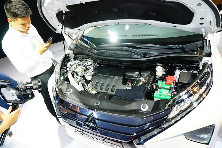 Tại Việt Nam, giá xe Mitsubishi Xpander sẽ được bán từ 550 đến 650 triệu đồng, tương đương với phiên bản MT và AT. Đây được xem là mức giá khá "hời" khi mức giá thành của nó chỉ ngang ngửa với một chiếc sedan hạng B, trong khi khả năng sử dụng thì vượt trội hơn khá nhiều.