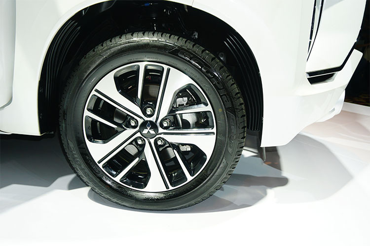 Mâm xe được thiết kế dang hợp kim đa chấu nhưng với 5 chấu lớn sở hữu hai tông màu khá ấn tương, kích thước của mâm xe khoảng 15 inch và 16 inch cho từng phiên bản và đi kèm với lốp Dunlop kích thước 205/55.