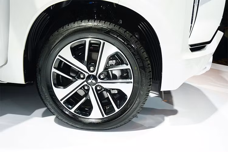 Mâm xe được thiết kế dang hợp kim đa chấu nhưng với 5 chấu lớn sở hữu hai tông màu khá ấn tương, kích thước của mâm xe khoảng 15 inch và 16 inch cho từng phiên bản và đi kèm với lốp Dunlop kích thước 205/55.