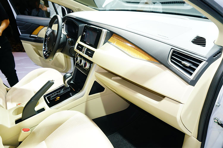 Về cơ bản, tiện nghi của Xpander không thật sự ấn tượng như ngoại thất nhưng rõ ràng Mitsubishi đã hướng tới mục đích chuyên chở và tối ưu sự tiện dụng cho hành khách khi thiết kế tới 16 khu vực để đồ. Cả hai phiên bản đều chỉ có điều hòa chỉnh tay nhưng có tới 2 dàn lạnh và hệ thống chỉnh gió độc lập cho hàng ghế sau.