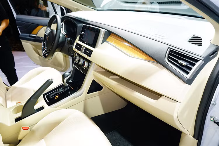 Về cơ bản, tiện nghi của Xpander không thật sự ấn tượng như ngoại thất nhưng rõ ràng Mitsubishi đã hướng tới mục đích chuyên chở và tối ưu sự tiện dụng cho hành khách khi thiết kế tới 16 khu vực để đồ. Cả hai phiên bản đều chỉ có điều hòa chỉnh tay nhưng có tới 2 dàn lạnh và hệ thống chỉnh gió độc lập cho hàng ghế sau.