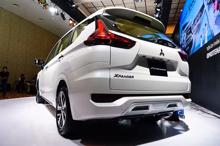 Mitsubishi Xpander ấn tượng mạnh với những đường nét thể thao, góc cạnh sắc sảo, nổi khối trên toàn thân xe. Phía sau, đèn đuôi và đèn phanh chữ L tách rời, cụm đèn hậu tích hợp công nghệ đèn LED. Gầm xe cũng thiết kế ấn tượng với cản sau lớn, ống xả giấu phía dưới gầm.