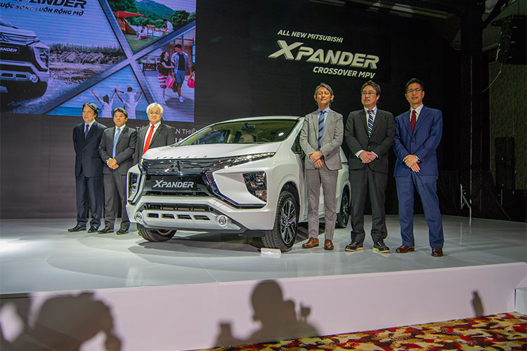  Mitsubishi Xpander 2018 mới vừa ra mắt tại thị trường Việt Nam được phát triển dựa trên nền tảng của mẫu concept XM, theo đuổi xu hướng lai giữa SUV và MPV, hay còn gọi là MPV gầm cao. Xe có thiết kế mặt trước theo ngôn ngữ Dynamic Shield, với lưới tản nhiệt chữ X cỡ lớn. 
