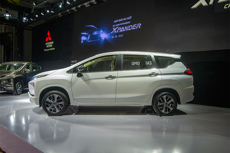 Xe có 2 phiên bản MT và AT - kích thước dài x rộng x cao của xe tương ứng là 4.475 x 1.750 x 1.700 mm. Khoảng sáng gầm xe 205 mm. Khối lượng không tải đối với bản MT và AT là 1.230 kg và 1.240 kg. Tại thị trường Việt Nam, đối thủ của Mitsubishi Xpander được xem là Toyota Rush, Honda BRV (hiện vẫn chưa ra mắt chính thức).