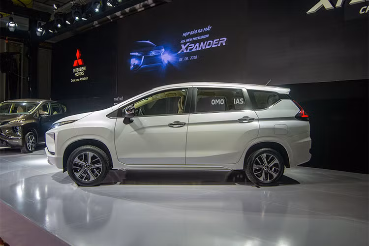 Xe có 2 phiên bản MT và AT - kích thước dài x rộng x cao của xe tương ứng là 4.475 x 1.750 x 1.700 mm. Khoảng sáng gầm xe 205 mm. Khối lượng không tải đối với bản MT và AT là 1.230 kg và 1.240 kg. Tại thị trường Việt Nam, đối thủ của Mitsubishi Xpander được xem là Toyota Rush, Honda BRV (hiện vẫn chưa ra mắt chính thức).