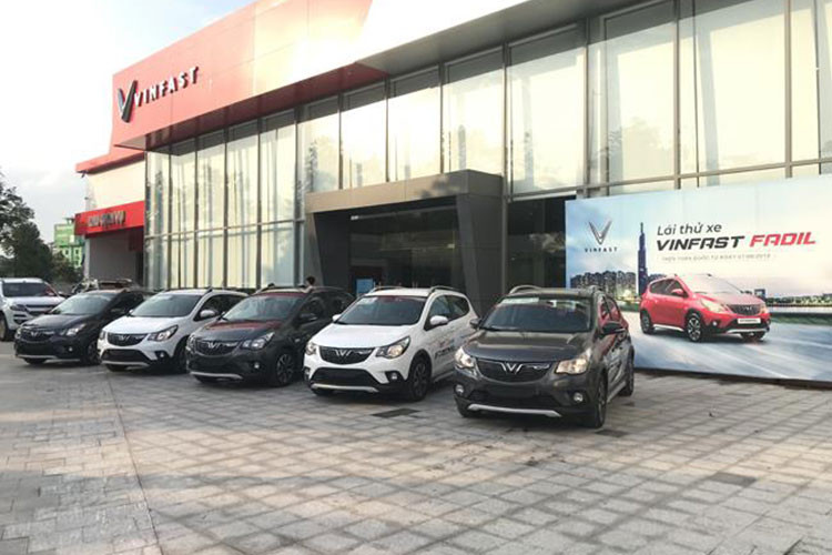 Hon 2.700 xe oto VinFast den tay khach Viet thang 4/2021