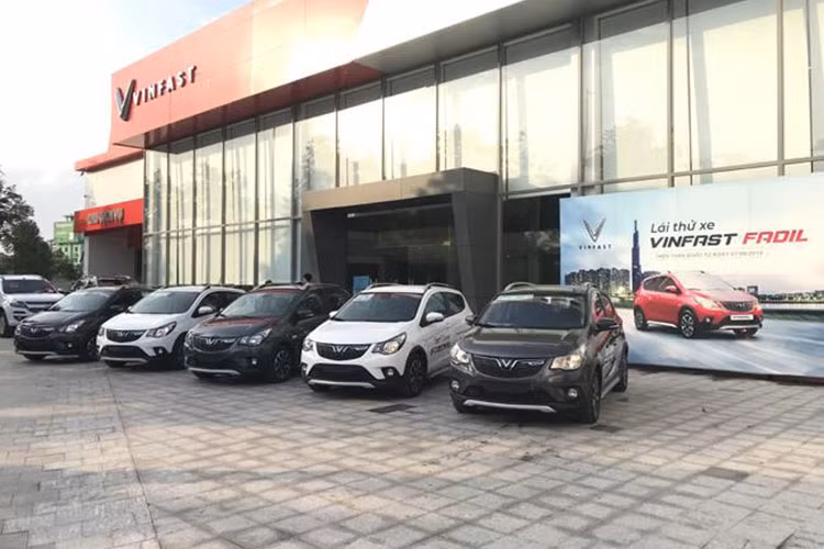Hon 2.700 xe oto VinFast den tay khach Viet thang 4/2021