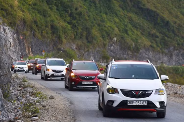 Hon 2.700 xe oto VinFast den tay khach Viet thang 4/2021-Hinh-2