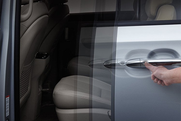 Ở phía sau, cụm đèn hậu được tân trang lại mới mẻ hơn. Cản sau cũng được thiết kế khác nhau tùy từng phiên bản 7, 9 hay 11 chỗ ngồi. Phiên bản 11 chỗ sở hữu cản sau với kiểu dáng đơn giản, trong khi ở hai phiên bản còn lại được thiết kế giống kiểu bộ khuếch tán gió, nối liền cụm đèn sương mù.