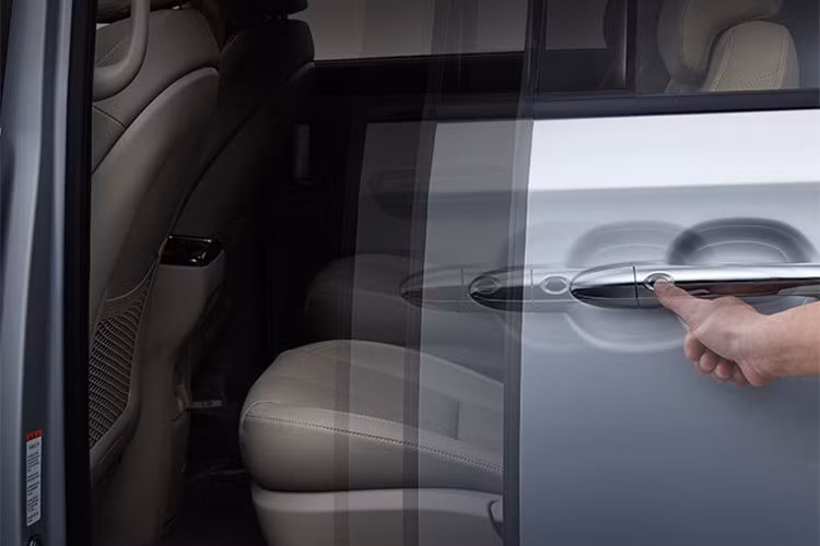 Ở phía sau, cụm đèn hậu được tân trang lại mới mẻ hơn. Cản sau cũng được thiết kế khác nhau tùy từng phiên bản 7, 9 hay 11 chỗ ngồi. Phiên bản 11 chỗ sở hữu cản sau với kiểu dáng đơn giản, trong khi ở hai phiên bản còn lại được thiết kế giống kiểu bộ khuếch tán gió, nối liền cụm đèn sương mù.