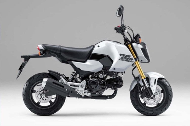 Về ngoại hình, mẫu xe máy côn tay Honda Grom 2024 vẫn không thay đổi nhiều, nhỏ nhắn và linh hoạt khi đi trong phố. Nó cũng được ưa chuộng khá nhiều tại các thị trường Đông Nam Á trong đó có Việt nam.