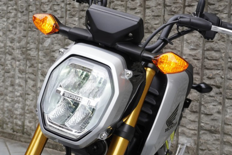 Honda Grom 2024 vẫn nổi bật với cụm đèn pha cỡ lớn với 4 bóng Led đảm bảo đủ khả năng chiếu sáng khi vận hành, các cụm đèn khác như xi-nhan, đèn hậu đều sử dụng các công nghệ Led. 