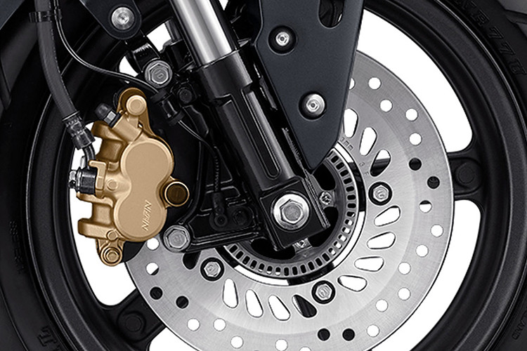 Phiên bản mới vẫn được trang bị đồng hồ điện tử thể hiện các thông số vận hành. Ngoài ra, mẫu mini bike Grom nhà Honda vẫn sử dụng hệ thống giảm xóc hành trình ngược phía trước, giảm xóc sau liên kết có thể tùy chỉnh các cấp độ khác nhau.