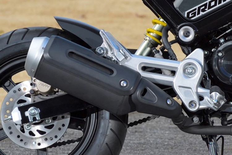 Hệ thống phanh đĩa được trang bị cho cả bánh trước và bánh sau và có thêm tính năng chống bó cứng phanh ABS nhưng chỉ ở phía trước. Ngoài ra bình xăng có dung tích khá lớn lên đến 6 lít với những đinh tán tạo điểm nhấn cho chiếc xe.