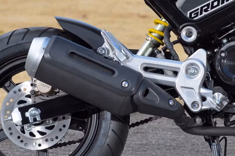 Hệ thống phanh đĩa được trang bị cho cả bánh trước và bánh sau và có thêm tính năng chống bó cứng phanh ABS nhưng chỉ ở phía trước. Ngoài ra bình xăng có dung tích khá lớn lên đến 6 lít với những đinh tán tạo điểm nhấn cho chiếc xe.