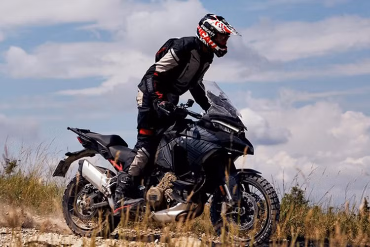 Chiếc Ducati Multistrada V4 xuất hiện trong các hình ảnh này dường như là phiên bản Enduro cao cấp với trang bị vành nan dạng cross-spoke, cho phép trang bị lốp không săm thay vì vành nan thường buộc phải sử dụng săm bên trong. 