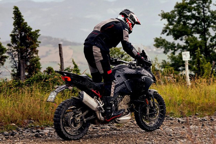 Hệ thống treo ủa xe gồm cặp phuộc trước hành trình ngược và giảm xóc lò xo trụ đơn phía sau đặt lệch đi kèm càng đôi phía sau. Theo các thông tin trước đó, bộ khung sườn chính và khung phụ phía sau của xe là trang bị hoàn toàn mới, trong đó khung phụ phía sau để lộ ra ngoài với màu sơn đỏ nổi bật.