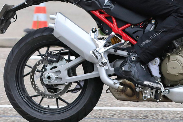 Về ngoại hình, mặt đèn pha Ducati Multistrada V4 dù mang kiểu dáng khá tương đồng với trang bị của thế hệ xe hiện tại, nhưng đã được bổ sung thêm dải đèn định vị LED ở mép trên mặt đèn, tương tự như thiết kế của sport bike Ducati Panigale V4. Chính giữa đầu xe dường như được trang bị rada cảm biến của hệ thống giám sát hành trình thích ứng.