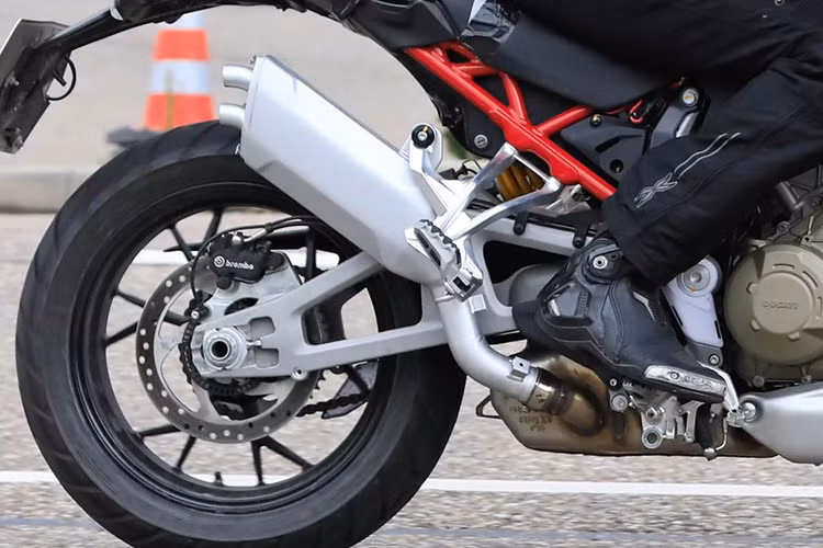 Về ngoại hình, mặt đèn pha Ducati Multistrada V4 dù mang kiểu dáng khá tương đồng với trang bị của thế hệ xe hiện tại, nhưng đã được bổ sung thêm dải đèn định vị LED ở mép trên mặt đèn, tương tự như thiết kế của sport bike Ducati Panigale V4. Chính giữa đầu xe dường như được trang bị rada cảm biến của hệ thống giám sát hành trình thích ứng.