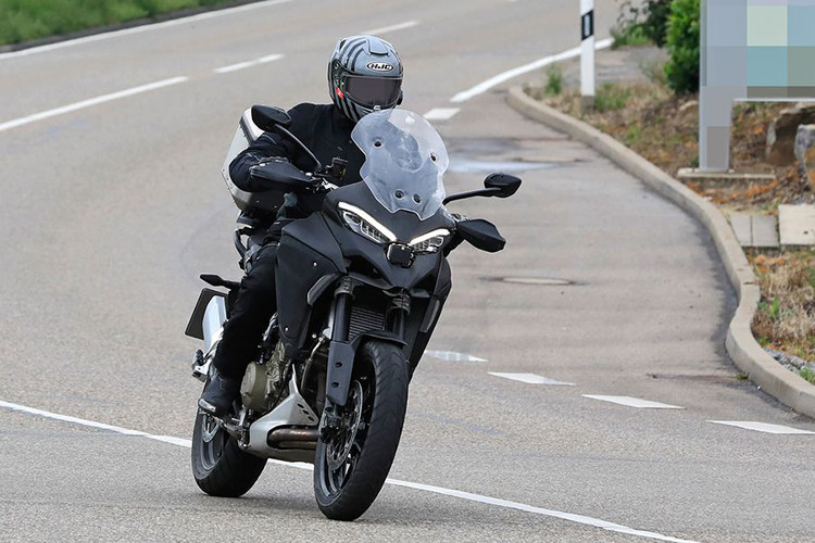 Khi ra mắt trên thị trường, mức giá xe Ducati Multistrada V4 cũng như sức mạnh sẽ cạnh tranh với các đối thủ như KTM 1290 Super Adventure R, BMW R1250GS Adventure hay Triumph Tiger 1200.